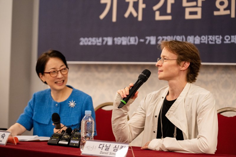 [서울=뉴시스]문훈숙 유니버설발레단 단장(왼쪽)과 발레리노 다닐 심킨이 8일 서울 광진구 유니버설아트센터에서 열린 2025 예술의전당&유니버설발레단 '백조의 호수' 기자간담회에서 질문에 답하고 있다. (사진=ⓒ유니버설발레_Lyeowon Kim 제공)
