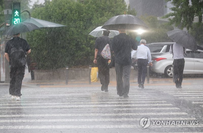 퇴근길 폭우 (출처=연합뉴스)
