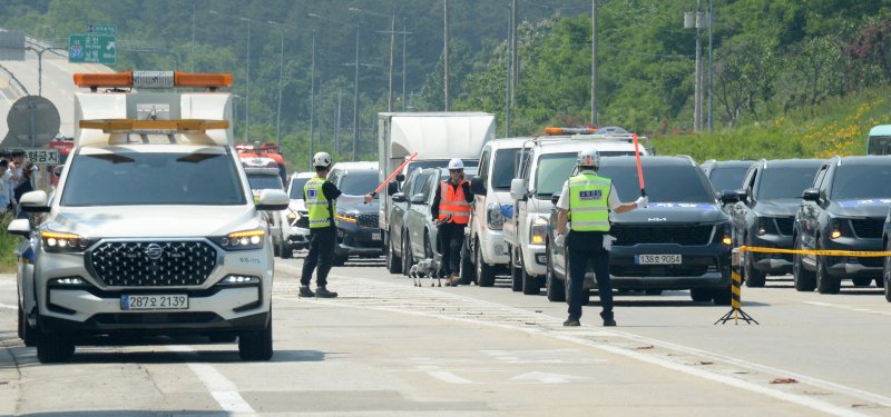 [완주=뉴시스] 김얼 기자 = 2025년 재난대응 안전한국훈련이 열린 26일 전북 완주군 익산장수고속도로 완주휴게소에서 관계자들이 실전과 같은 모습으로 훈련을 하고 있다. 2025.05.26. pmkeul@newsis.com