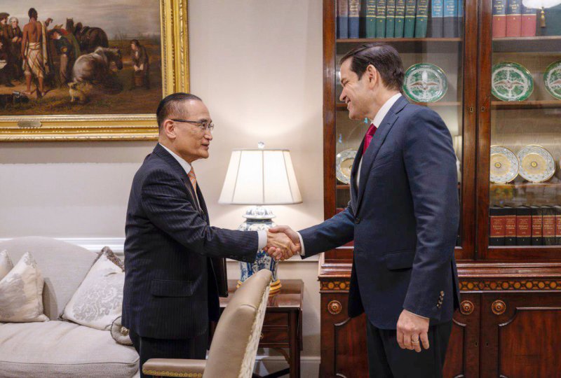 [서울=뉴시스] 위성락 국가안보실장과 마르코 루비오 미국 국무장관 겸 국가안보보좌관이 7일(현지 시간) 미국 워싱턴 D.C.에서 한미 안보실장 협의에 앞서 악수하고 있다. (사진=대통령실 제공) 2025.07.08. photo@newsis.com *재판매 및 DB 금지