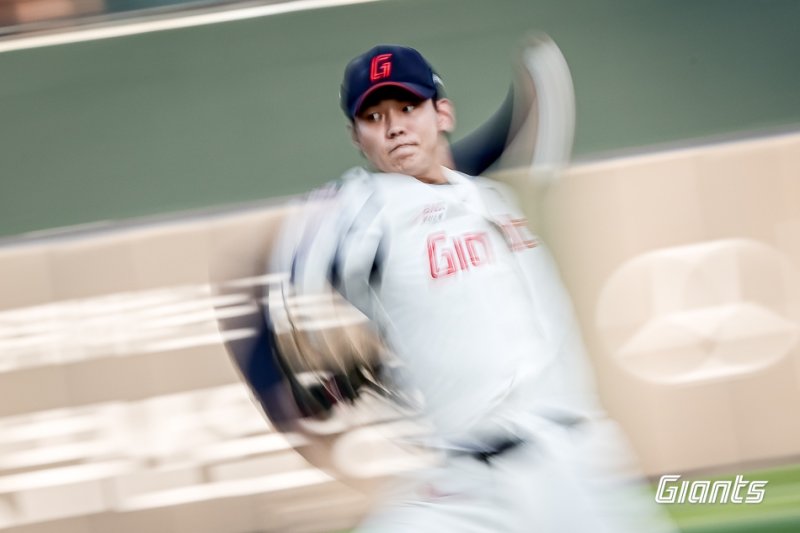 롯데 자이언츠 투수 홍민기는 8일 부산 사직구장에서 열린 KBO리그 두산 베어스전에 선발 등판해 5이닝 7탈삼진 1실점 호투를 펼쳤지만 데뷔 첫 승을 놓쳤다. (롯데 자이언츠 제공)