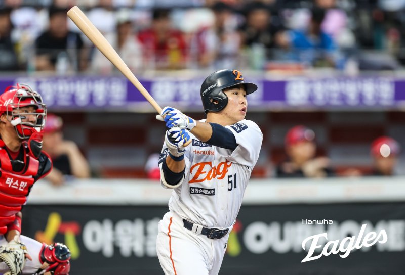 [서울=뉴시스] 프로야구 한화 이글스 문현빈이 8일 대전 한화생명볼파크에서 열린 2025 신한 쏠뱅크 KBO리그 KIA 타이거즈와의 경기에서 안타를 치고 있다. (사진=한화 이글스 제공) 2025.07.08.