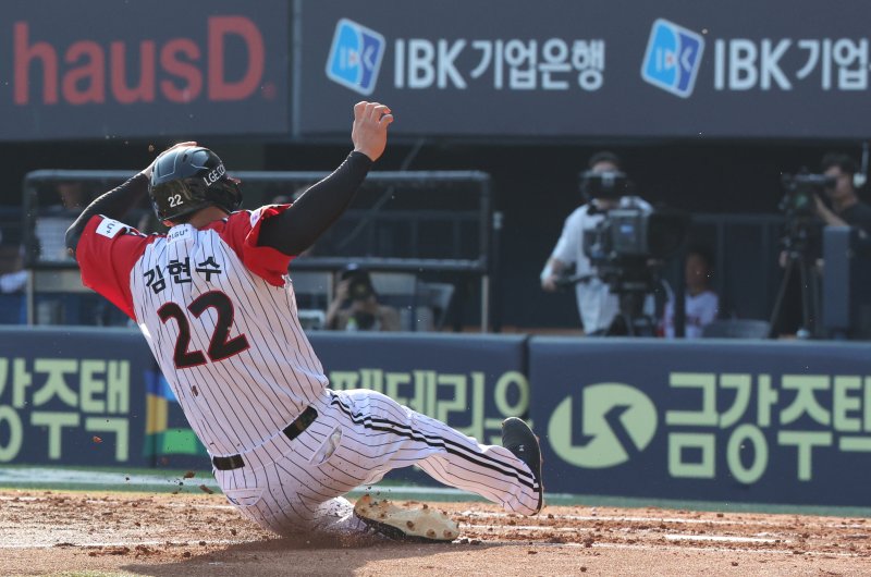 [서울=뉴시스] 배훈식 기자 = 22일 오후 서울 송파구 잠실야구장에서 열린 2025 신한 쏠뱅크 KBO리그 안전한 바카라 사이트 트윈스와 두산 베어스의 경기, 2회말 안전한 바카라 사이트 김현수가 두산 선발 최승용의 폭투에 홈까지 파고들고 있다. 2025.06.22. dahora83@newsis.com
