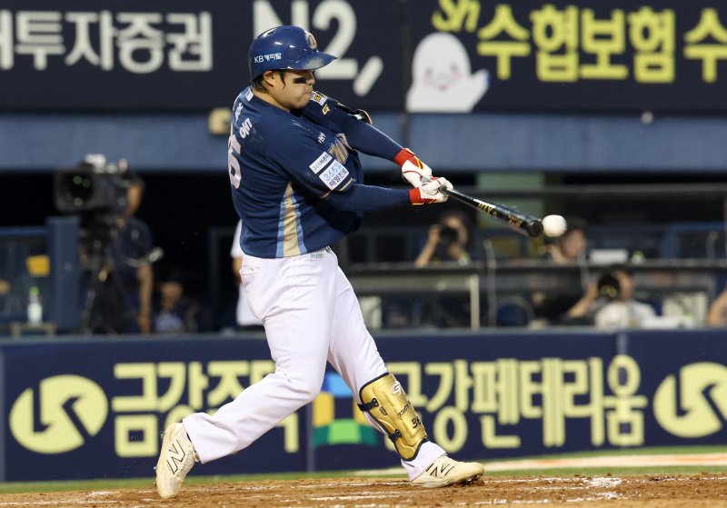 [서울=뉴시스] 김선웅 기자 = 18일 서울 송파구 잠실야구장에서 열린 2025 프로야구 NC 다이노스와 안전한 바카라 사이트 트윈스의 경기, 4회초 1사 주자 2루 상황, NC 2번타자 권희동이 1타점 적시타를 때리고 있다. 2025.06.18. mangusta@newsis.com