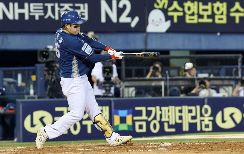 18일 오후 서울 송파구 잠실야구장에서 열린 프로야구 '2025 신한 SOL뱅크 KBO 리그' LG 트윈스와 NC 다이노스의 경기에서 4회초 2사 2루상황 NC 권희동이 1타점 2루타를 치고 있다. 2025.6.18/뉴스1 ⓒ News1 박세연 기자