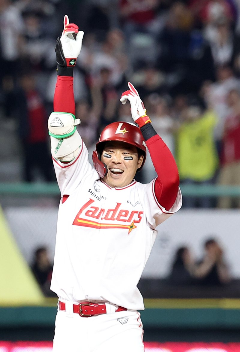 13일 인천SSG 랜더스필드에서 열린 '2025 신한 SOL뱅크 KBO리그' NC 다이노스와 SSG 랜더스의 경기, SSG 한유섬이 8회말 무사 1,2루 상황에서 1타점 2루타를 친 후 기뻐하고 있다. 2025.5.13/뉴스1 ⓒ News1 김성진 기자