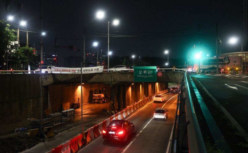 [서울=뉴시스] 김선웅 기자 = 8일 오후 서울 영등포구 서부간선도로 성산 방면 오목교 동측 지하차도에서 차량이 정상 통행하고 있다. 이날 오후 6시 55분쯤 기습 폭우로 인해 오목교 동측 지하차도 성산방면이 한때 전면 통제됐다. 2025.07.08. mangusta@newsis.com
