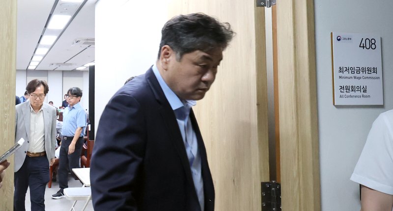 [세종=뉴시스] 강종민 기자 = 이인재 인터넷 바카라위원장이 9일 세종시 정부세종청사에서 열린 11차 전원회의에서 정회를 선언한 뒤 회의실을 나오고 있다. 2025.07.09. ppkjm@newsis.com