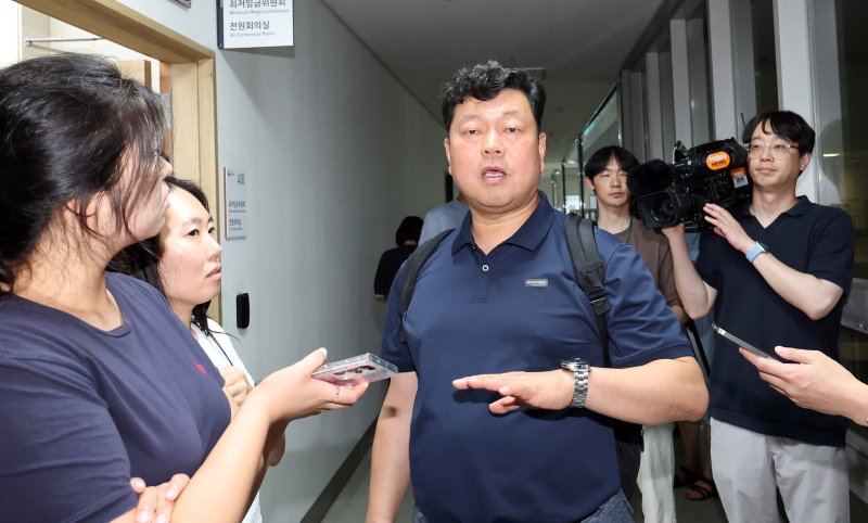 [세종=뉴시스] 강종민 기자 = 류기섭 인터넷 바카라위원회 근로자 위원이 9일 세종시 정부세종청사에서 열린 11차 전원회의를 마친 뒤 기자 질문에 답하고 있다. 2025.07.09. ppkjm@newsis.com