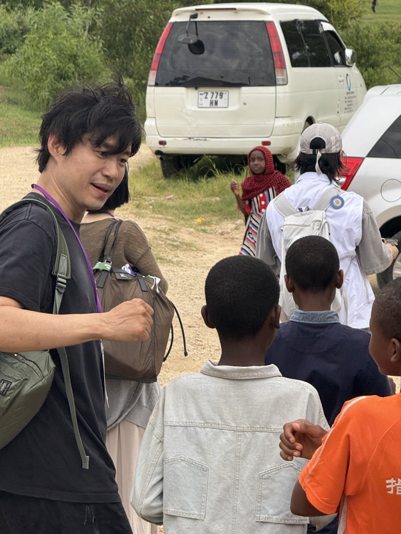 AIF홍보대사 유준상이 펨바에서 아이들과 함께야외 수업을 하고 있다. *재판매 및 DB 금지