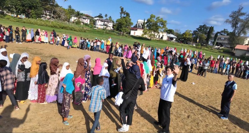 AIF홍보대사 유준상이 펨바에서 야외 미술수업에 참여하고 있다. *재판매 및 DB 금지