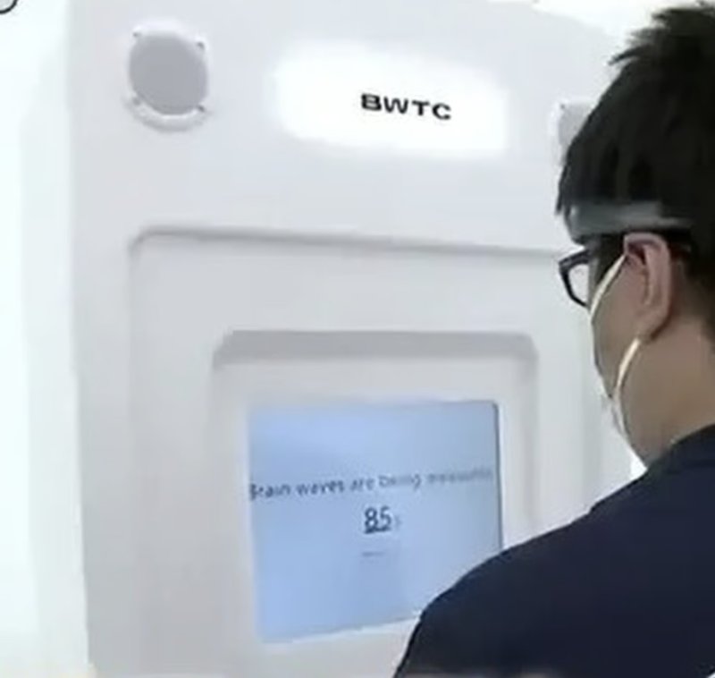 [서울=뉴시스] 일본의 한 기업이 사람의 뇌파를 수집해 시각화한 뒤 예술 작품으로 판매하는 프로젝트를 선보이며 온라인상에서 화제를 모으고 있다.. (사진=사우스차이나모닝포스트 갈무리) 2025.07.08 *재판매 및 DB 금지