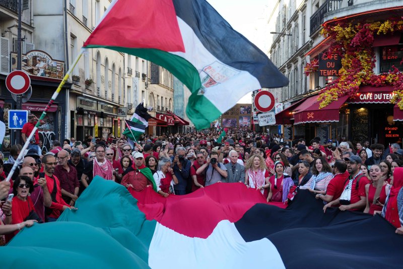 지난 8일(현지시간) 프랑스 파리에서 앰네스티인터내셔널을 비롯한 비정부기구들이 주최한 가자지구 전쟁 중단 촉구 행사에서 참가자들이 대형 팔레스타인기를 흔들고 있다.AFP연합뉴스