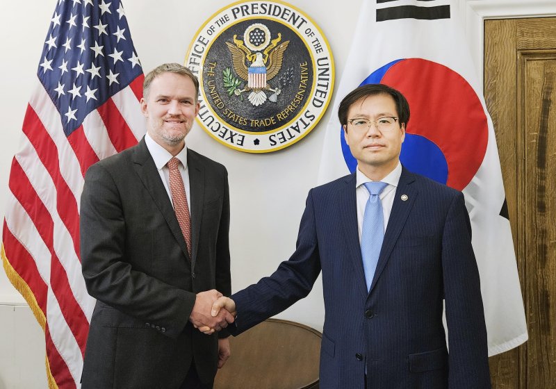 [서울=뉴시스] 최동준 기자 = 여한구 산업통상자원부 통상교섭본부장이 5일(현지 시간) 미국 워싱턴 DC 무역대표부에서 제이미슨 그리어 미국 무역대표부 대표와 면담을 갖고 기념촬영을 하고 있다. (사진=산업통상자원부 제공) 2025.07.06. photo@newsis.com *재판매 및 DB 금지