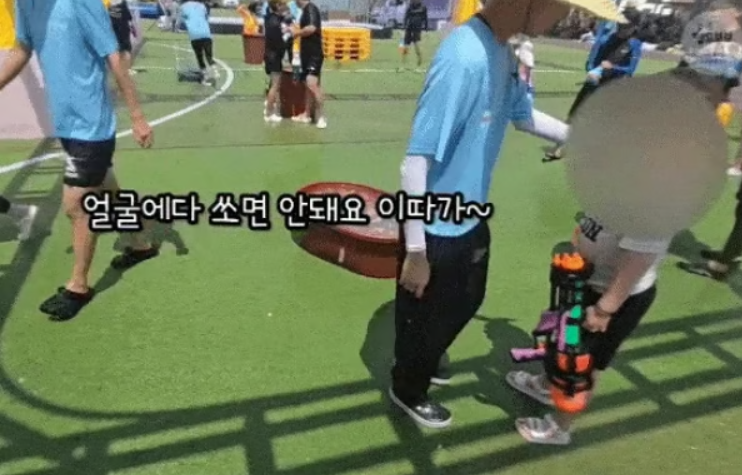 얼굴에 물총 쏘면 안돼 키즈카페 직원의 말에 돌아온 대답이... 황당