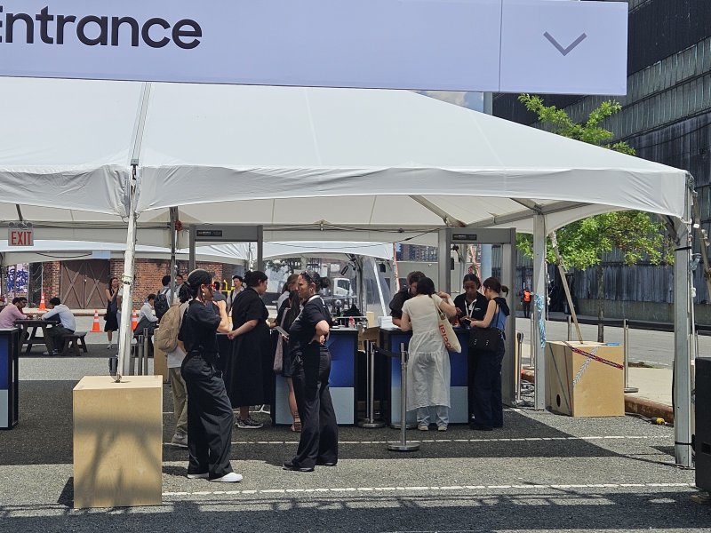 [뉴욕=뉴시스] 박은비 기자 = 미국 뉴욕 브루클린에 위치한 듀갈 그린하우스(Duggal Greenhouse) 앞 부스. 갤럭시 언팩 행사를 하루 앞둔 8일(현지 시간) 막바지 준비에 분주했다. 2025.07.08. silerline@newsis.com *재판매 및 DB 금지