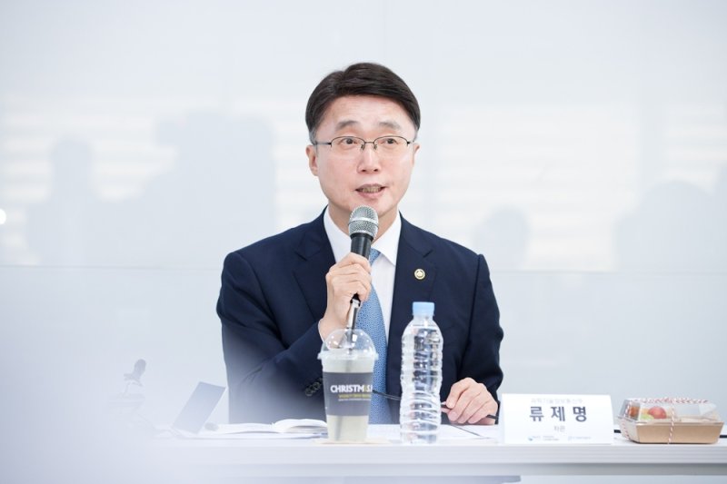 류제명 과기정통부 2차관이 지난 9일 첫 현장행보로 한국인공지능·소프트웨어산업협회(KOSA)를 방문했을 당시 모습. 과기정통부 제공