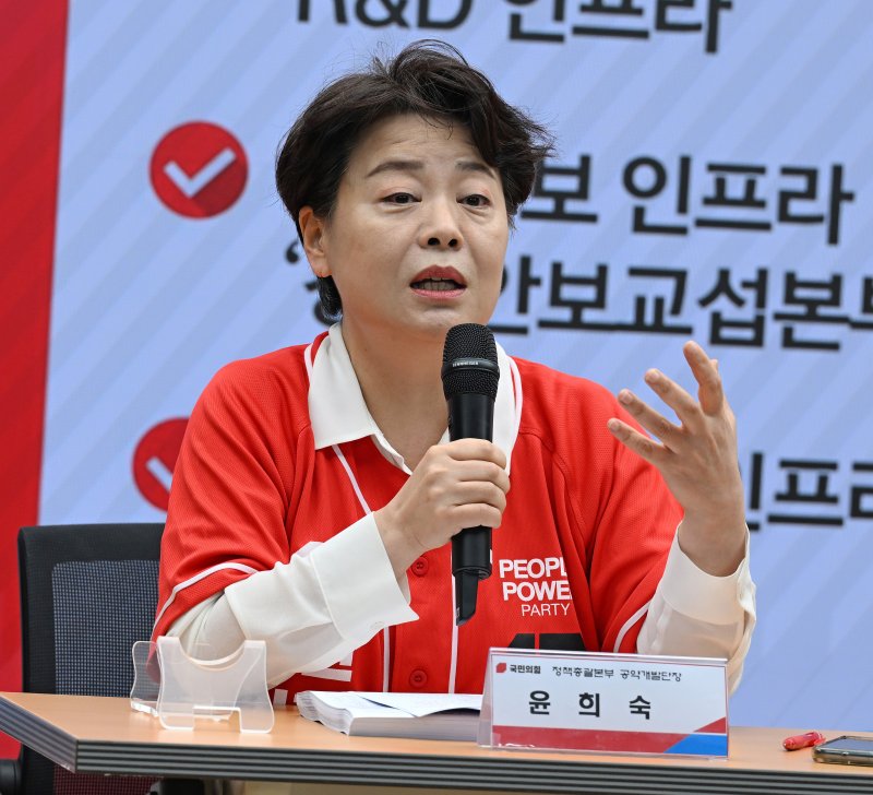 [서울=뉴시스] 권창회 기자 = 슬롯존 국민의힘 정책총괄본부 공약개발단장이 18일 서울 여의도 중앙당사에서 김문수 대선 후보의 경제 공약 발표를 마친 뒤 취재진의 질문에 답하고 있다.(공동취재) 2025.05.18. photo@newsis.com