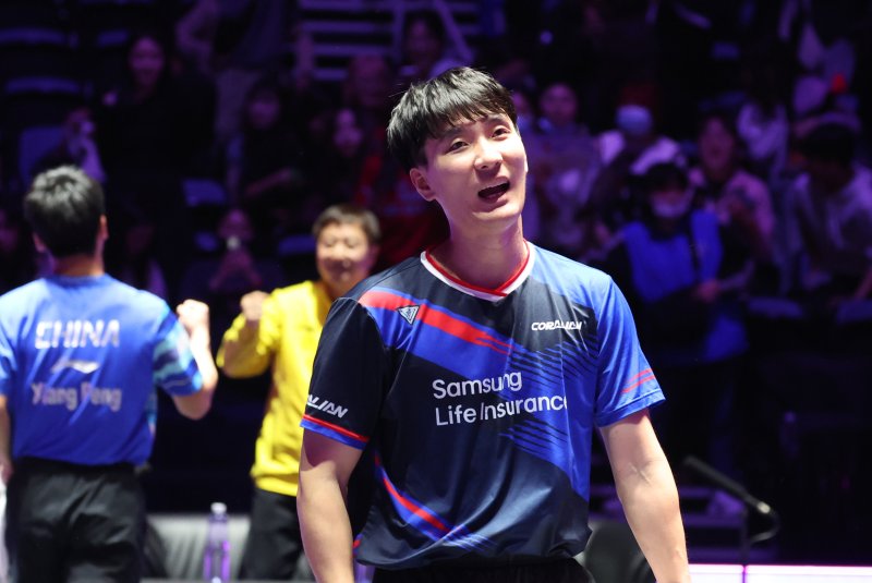 [인천=뉴시스] 전진환 기자 = 6일 인천 중구 인스파이어 아레나에서 열린 WTT(월드테이블테니스) 챔피언스 인천 2025 대회에서 이상수(대한민국)가 샹펭(중국)과의 남자 단식 결승 경기에서 패한 후 아쉬운 표정으로 나오고 있다. 2025.04.06. amin2@newsis.com