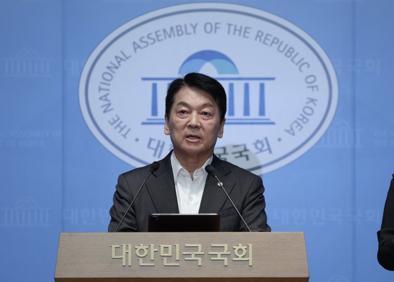 [서울=뉴시스] 김명년 기자 = 비트코인카지노 국민의힘 의원이 7일 오전 서울 여의도 국회 소통관에서 기자회견을 열고 당 혁신위원장을 내려놓고 당대표에 도전하겠다고 밝히고 있다. 2025.07.07. kmn@newsis.com