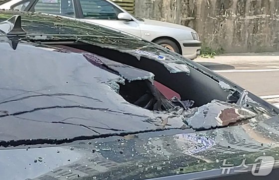 지난달 26일 광주 북구 신안동 일대에서 차량 주행 중 발생한 시비로 인해 60대 남성이 손괴한 차량의 모습.(독자 제공. 재판매 및 DB 금지) 2025.6.26/뉴스1