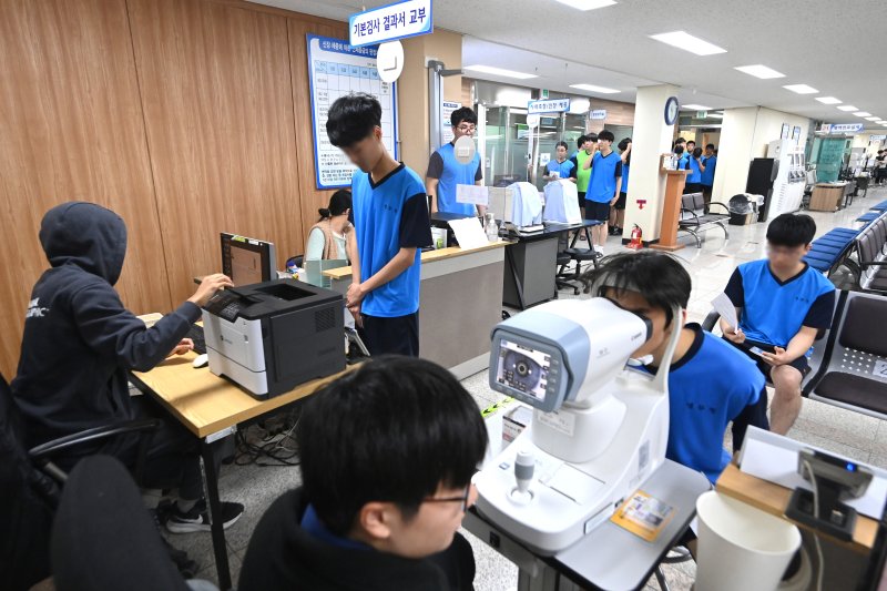 [수원=뉴시스] 김종택 기자 = 2025년도 첫 병역판정검사가 실시된 13일 경기도 수원시 팔달구 경인지방페스타토토에서 검사 대상자들이 신체검사를 받고 있다. (공동취재) 2025.01.13. photo@newsis.com