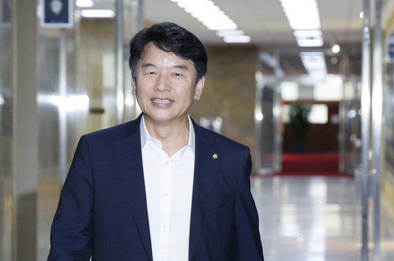 카지노 워 더불어민주당 원내수석부대표가 19일 오후 서울 여의도 국회에서 유상범 국민의힘 원내수석부대표와 원 구성 협상 등 관련 회동을 위해 운영위 소회의실로 향하고 있다. 2025.6.19/뉴스1 ⓒ News1 안은나 기자