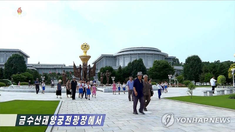 김일성 31주기에 금수산태양궁전광장 찾은 북한 주민들 (출처=연합뉴스)