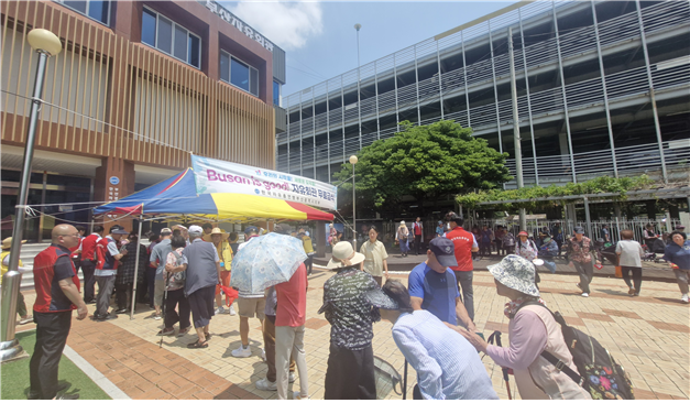 8일 초읍동 부산자유회관 광장에서 가진 어르신 무료급식 봉사활동은 불볕더위로 그늘막에서 기다리다가 번호순으로 간편식 도시락 배부하는 형식으로 진행됐다. 한국자유총연맹 부산광역시지부 제공