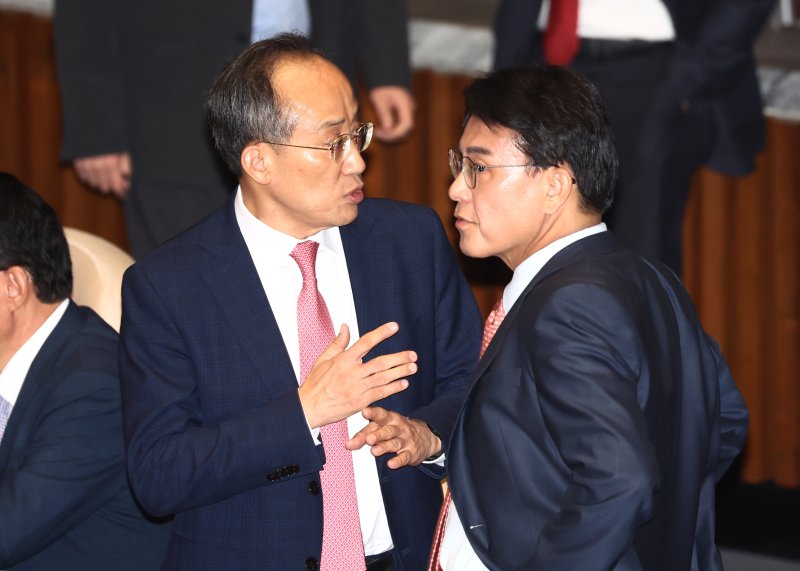 추경호 국민의힘 원내대표가 4일 오후 서울 여의도 애니타임 카지노에서 열린 제418회애니타임 카지노(정기회) 제10차 본회의에서 윤상현 의원과 대화하고 있다. 2024.10.4/뉴스1 ⓒ News1 김민지 기자
