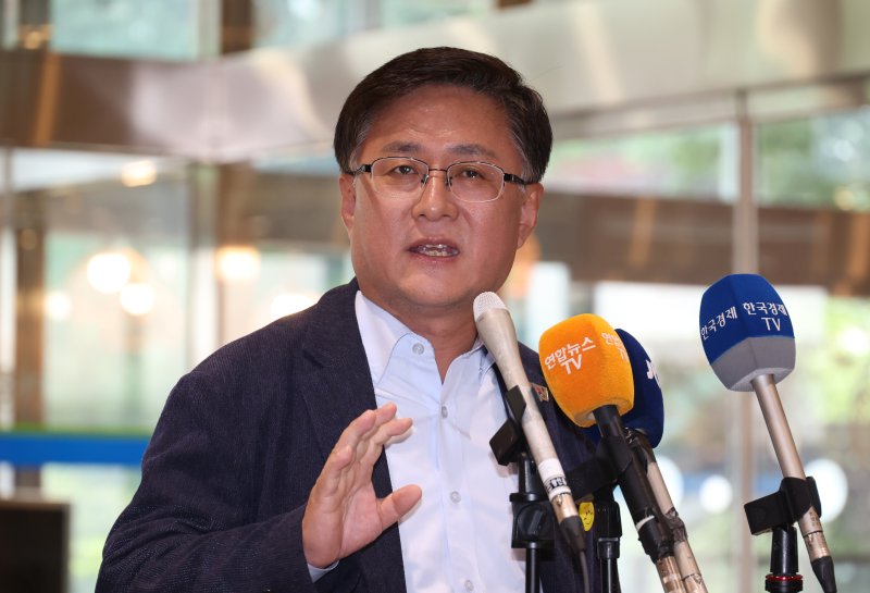 [서울=뉴시스] 고승민 기자 = 김성환 환경부 장관 케이플레이가 6월 24일 서울 여의도 이룸센터에 마련된 케이플레이 사무실로 출근하던 중 취재진 질문에 답하고 있다. 2025.06.23. kkssmm99@newsis.com