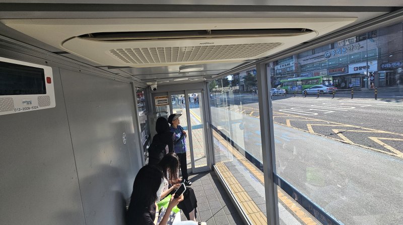 9일 오전 경북 포항시 남구 시외버스터미널 버스정류장에 설치된 '미세먼지안심스마트 승강장'에서 출근길 시민들이 버스를 기다리고 이 있다. 2025.7.9/뉴스1 ⓒ News1 최창호 기자
