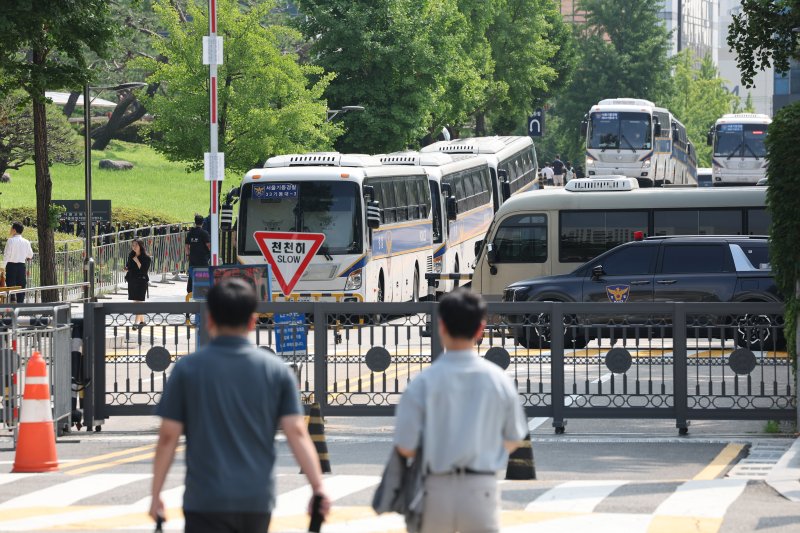 '12·3 비상계엄' 사태 관련 윤석열 전 대통령의 재구속 여부를 결정지을 영장실질심사가 열리는 9일 서울중앙지법에 경찰버스가 세워지고 있다. /사진=연합뉴스