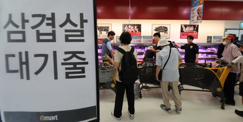 4일 오전 서울 이마트 용산점을 찾은 시민들이 100g당 1190원에 판매하는 삼겹살을 구매하고 있다. 2025.7.4/뉴스1 ⓒ News1 장수영 기자