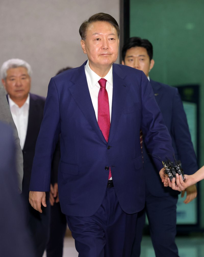 [페가수스 토토=뉴시스] 홍효식 기자 = 윤석열 전 대통령이 5일 오후 페가수스 토토 서초구 페가수스 토토고등검찰청에 마련된 내란특검 사무실에서 2차 대면 조사를 마친 뒤 귀가하고 있다. 2025.07.06. yesphoto@newsis.com