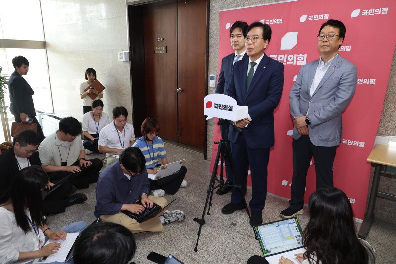[서울=뉴시스] 조성봉 기자 = 송언석 국민의힘 비상대책위원장 겸 원내대표가 9일 오전 서울 여의도 국회에서 혁신위원장 발표를 하고 있다. 신임 혁신위원장에는 윤희숙 여의도연구원장을 임명했다. 2025.07.09. suncho21@newsis.com