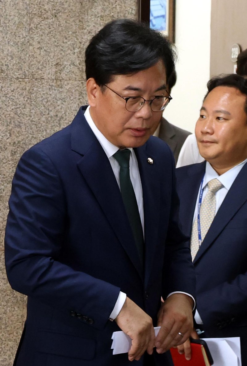 [서울=뉴시스] 조성봉 기자 = 송언석 국민의힘 비상대책위원장 겸 원내대표가 9일 오전 서울 여의도 국회에서 혁신위원장 발표를 마치고 이동하고 있다. 신임 혁신위원장에는 윤희숙 여의도연구원장을 임명했다. 2025.07.09. suncho21@newsis.com