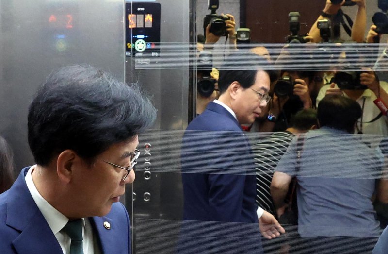[서울=뉴시스] 조성봉 기자 = 송언석 국민의힘 비상대책위원장 겸 원내대표가 9일 오전 서울 여의도 국회에서 혁신위원장 발표를 마치고 엘리베이터를 타고 이동하고 있다. 신임 혁신위원장에는 윤희숙 여의도연구원장을 임명했다. 2025.07.09. suncho21@newsis.com