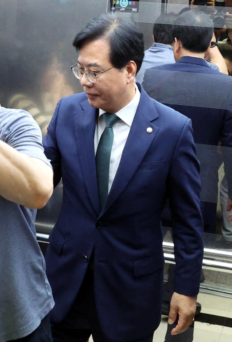 [서울=뉴시스] 조성봉 기자 = 송언석 국민의힘 비상대책위원장 겸 원내대표가 9일 오전 서울 여의도 국회에서 혁신위원장 발표를 마치고 엘리베이터를 타고 이동하고 있다. 신임 혁신위원장에는 윤희숙 여의도연구원장을 임명했다. 2025.07.09. suncho21@newsis.com