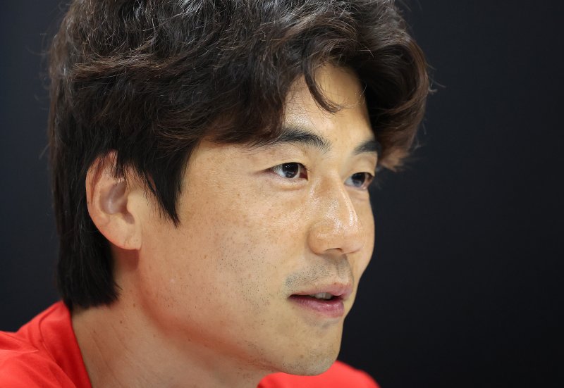 [포항=뉴시스] 이무열 기자 = 축구선수 기성용(36·포항스틸러스)씨가 성폭력 가해 논란 폭로자를 상대로 제기한 억대 손해배상 청구 소송 1심에서 일부 승소했다. 사진은 지난 4일 경북 포항시 북구 포항스틸러스 송라클럽하우스에서 열린 기성용 입단 미디어데이에서 기성용이 취재진과 인터뷰를 하는 모습. 2025.07.04. lmy@newsis.com