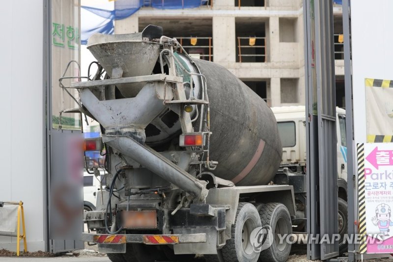 공사차량 오가는 건설현장 (출처=연합뉴스)