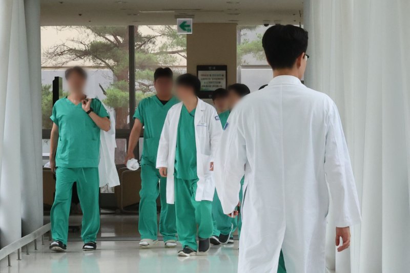 [서울=뉴시스] 권창회 기자 = 서울 시내 대학온라인 카지노 합법 사이트에서 의료진들이 이동하고 있다. 2025.06.25. kch0523@newsis.com