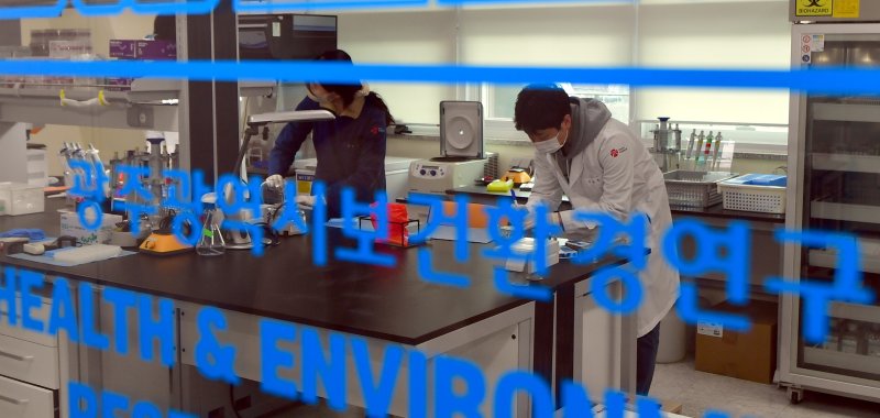 [광주=뉴시스] 광주시보건환경연구원 코로나19 변이 바이러스 검사. (사진=뉴시스 DB). photo@newsis.com *재판매 및 DB 금지