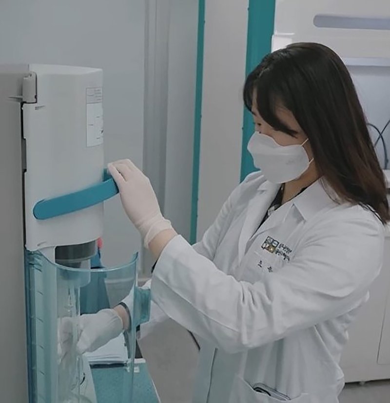 [성남=뉴시스] 성남식품연구개발지원센터 소속 연구원이 식품분석을 하고 있다 (사진=프리미어토토 제공) 2025.07.09. photo@newsis.com