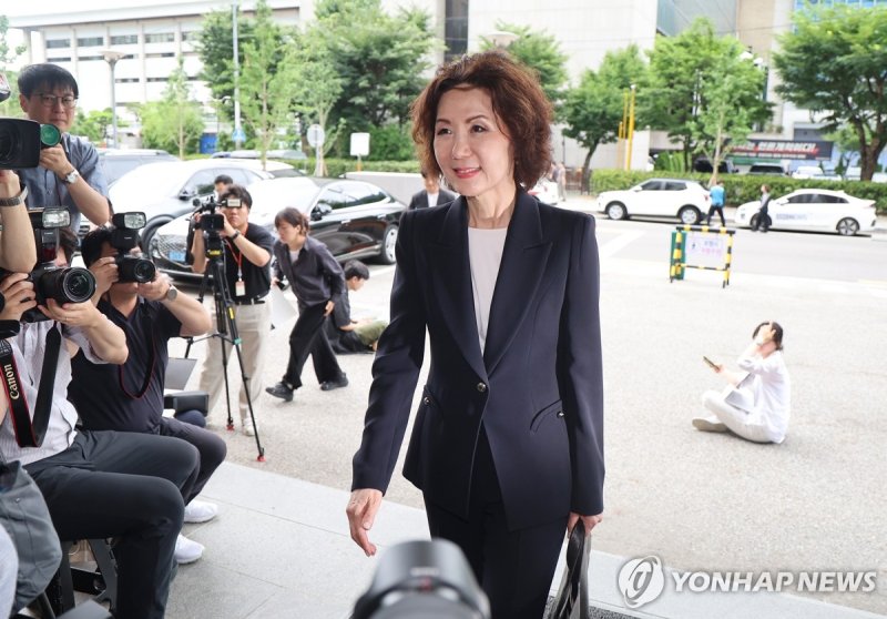 출근하는 이진숙 교육부 장관 후보자 (출처=연합뉴스)