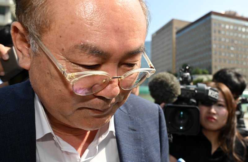 [서울=뉴시스] 홍효식 기자 = 정창래 전 삼부토건 지투지벳가 9일 오전 서울 종로구 KT 광화문빌딩 웨스트에 마련된 김건희 특검팀 사무실로 출석하고 있다. (공동취재) 2025.07.09. photo@newsis.com