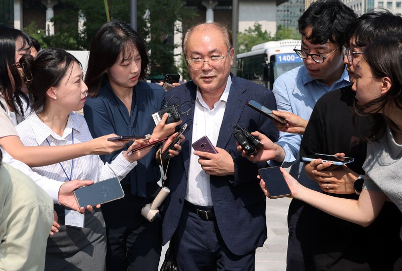 [서울=뉴시스] 홍효식 기자 = 정창래 전 삼부토건 지투지벳가 9일 오전 서울 종로구 KT 광화문빌딩 웨스트에 마련된 김건희 여사 특검 사무실로 출석하고 있다. 2025.07.09. yesphoto@newsis.com