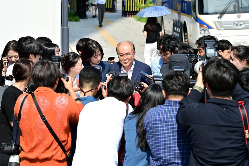 [서울=뉴시스] 홍효식 기자 = 정창래 전 삼부토건 지투지벳가 9일 오전 서울 종로구 KT 광화문빌딩 웨스트에 마련된 김건희 특검팀 사무실로 출석하고 있다. (공동취재) 2025.07.09. photo@newsis.com