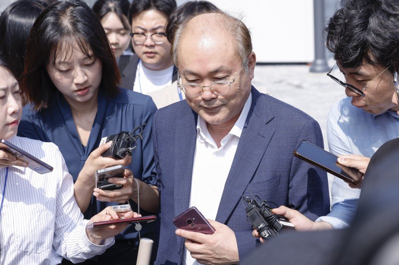 [서울=뉴시스] 홍효식 기자 = 정창래 전 삼부토건 지투지벳가 9일 오전 서울 종로구 KT 광화문빌딩 웨스트에 마련된 김건희 특검팀 사무실로 출석하고 있다. (공동취재) 2025.07.09. photo@newsis.com