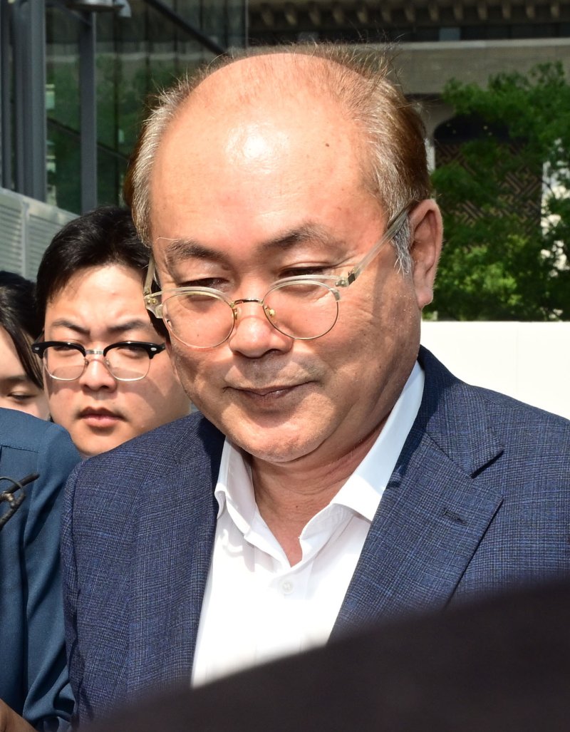 [서울=뉴시스] 홍효식 기자 = 정창래 전 삼부토건 지투지벳가 9일 오전 서울 종로구 KT 광화문빌딩 웨스트에 마련된 김건희 특검팀 사무실로 출석하고 있다. (공동취재) 2025.07.09. photo@newsis.com